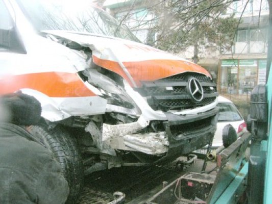 Primele efecte ale iernii: o ambulanţă a fost acroşată, o asistentă - rănită